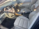 une photo d'une voiture garée dans la rue