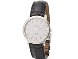 gros plan d'une montre-bracelet sur fond blanc