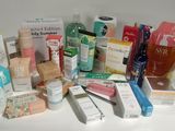 de nombreux types de produits de soins de la peau sur la table