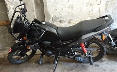 une moto garée contre un mur