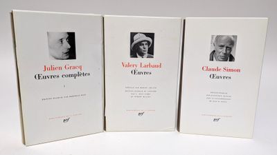 trois livres posés sur une table blanche, avec la photo d'un homme et d'une femme