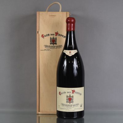 une bouteille de vin posée à côté d'une caisse en bois