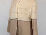 une photo d'un manteau de femme posé sur un présentoir pour mannequin