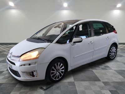 une photo d'une petite voiture blanche dans un showroom