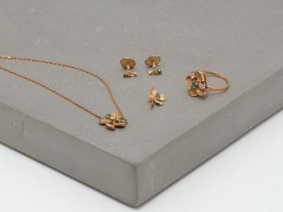 trois bijoux posés sur une table l'un à côté de l'autre