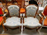 many chairs that are sitting in a room together