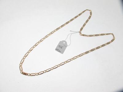 une chaîne en or à laquelle est attachée une étiquette