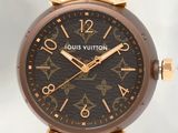 gros plan d'une montre sur une surface blanche