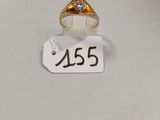 Gros plan sur une bague en or ornée d'un diamant