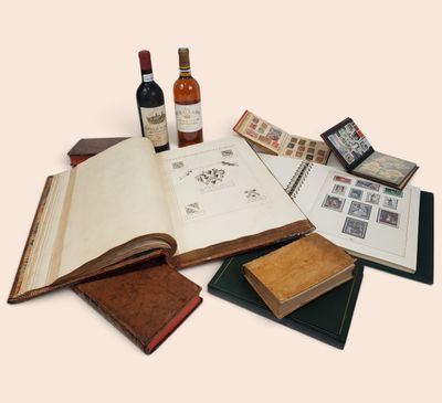 de nombreux livres et bouteilles de vin sur la table