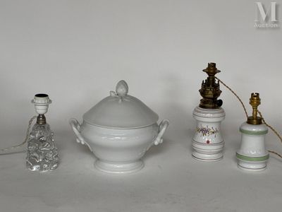 tout un tas de vases et de bouteilles de toutes sortes sur la table