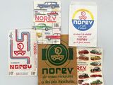 de nombreux types de papier et d'autocollants sur la table