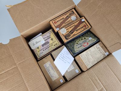 une boîte en carton remplie d'objets de toutes sortes