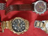 de nombreuses montres posées sur un tissu rouge