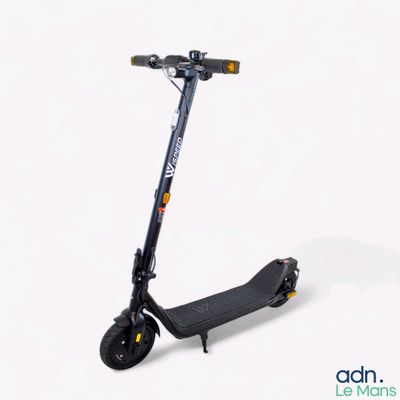 l'image d'un scooter posé sur une surface blanche