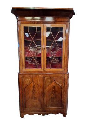 une photo d'une armoire en bois surmontée de portes vitrées