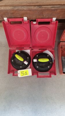 deux boîtes rouges contenant deux types d'outils différents