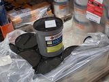 de nombreux rouleaux de papier toilette par terre dans le magasin