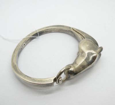 gros plan d'une bague en argent sur une surface blanche