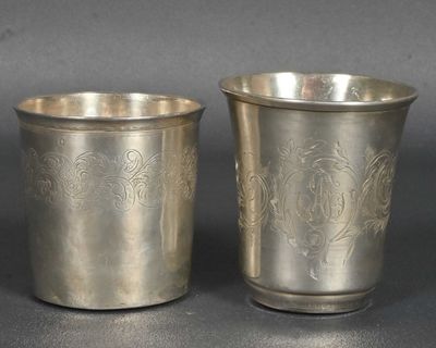 deux coupes en argent ornées de motifs, posées l'une à côté de l'autre