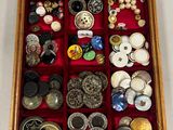 une boîte en bois remplie d'une multitude de boutons de toutes sortes