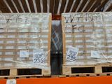 de nombreuses palettes de cartons, chacune sur une palette, dans un entrepôt