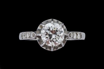 gros plan d'une bague en diamant sur fond noir