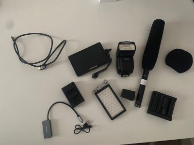 tout un tas d'appareils électroniques posés sur la table
