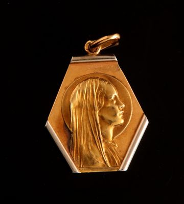 l'image d'une médaille d'or sur laquelle figure le visage d'une femme