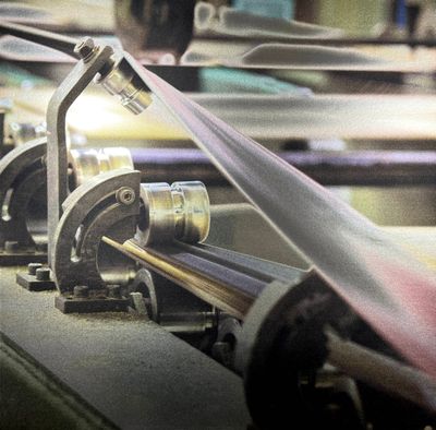 une machine qui traite un morceau de tissu