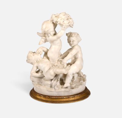 une image représentant une statue d'un groupe de personnes sur un socle