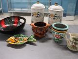 de nombreux types de poteries exposées dans un musée