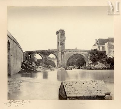 une photo en noir et blanc d'un pont enjambant une rivière