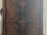 une armoire en bois avec un plateau en marbre posée sur un parquet en bois massif