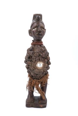 une image représentant une statue en bois d'un homme portant une couronne sur la tête