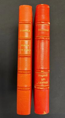 deux livres orange posés l'un sur l'autre sur une table