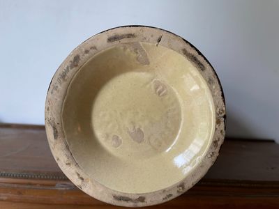 un petit bol posé sur une table en bois