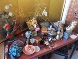 une table sur laquelle se trouvent de nombreux objets différents
