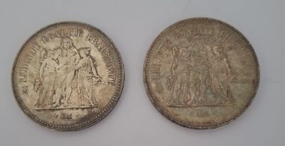 deux pièces d'argent, dont l'une représente une femme et l'autre un homme