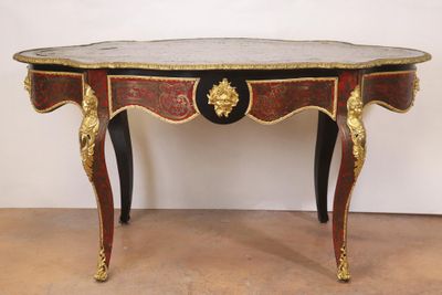 une image représentant une table avec un plateau en marbre et des décorations dorées