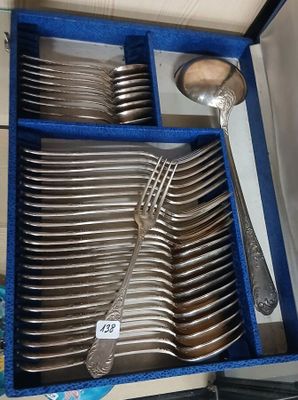 des couverts dans une boîte bleue contenant des cuillères et des cuillères