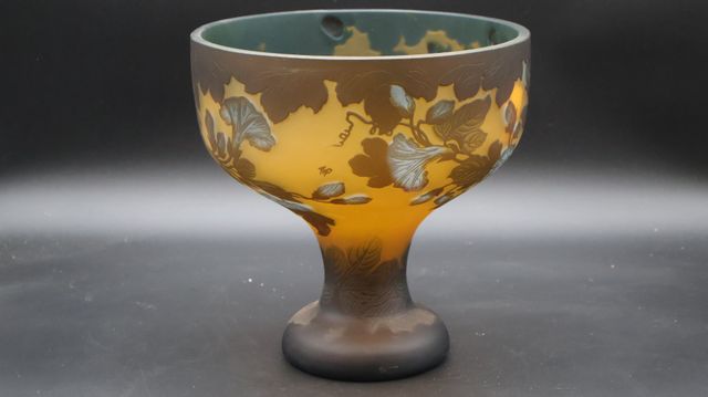 GALLE TIP : large coupe en verre multicouche à décor de feuillage...