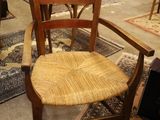 une chaise qui se trouve au milieu d'une pièce