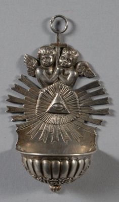 une image représentant un bijou en argent orné d'anges