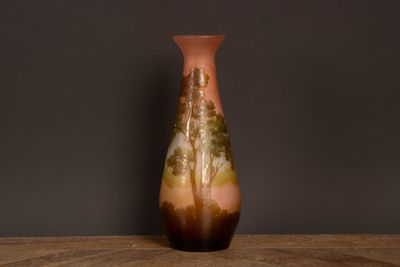 un vase posé sur une table devant un mur