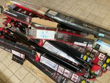 une pile de battes de baseball posée par terre dans un magasin