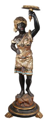 statue représentant une femme tenant un plateau sur lequel est posé un oiseau