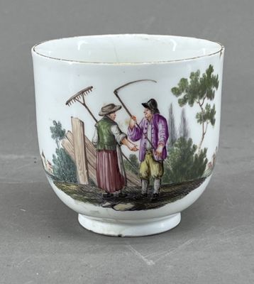 une tasse sur laquelle sont représentés un homme et une femme