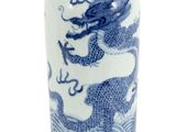 un vase bleu et blanc orné d'un dragon