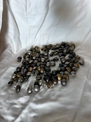 un cœur fait de boutons sur un drap blanc